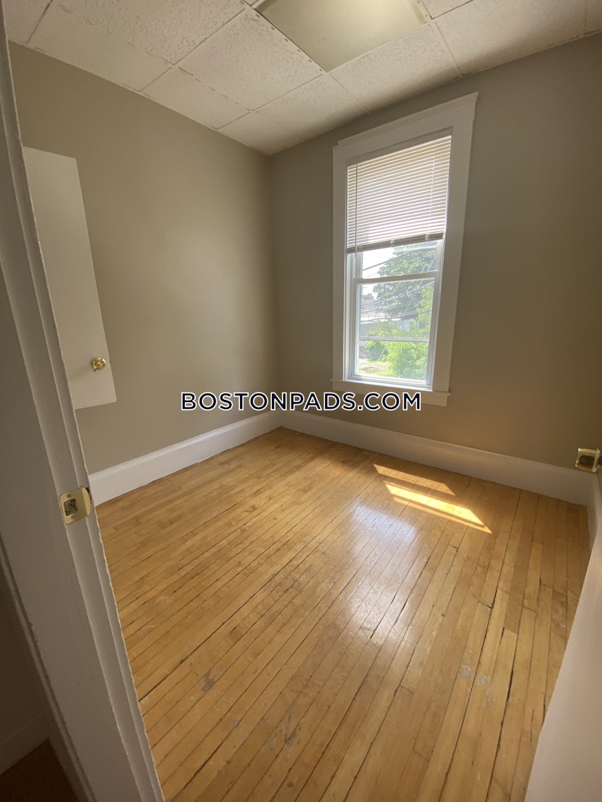 MEDFORD - WELLINGTON - 5 Beds, 1 Bath - Image 3