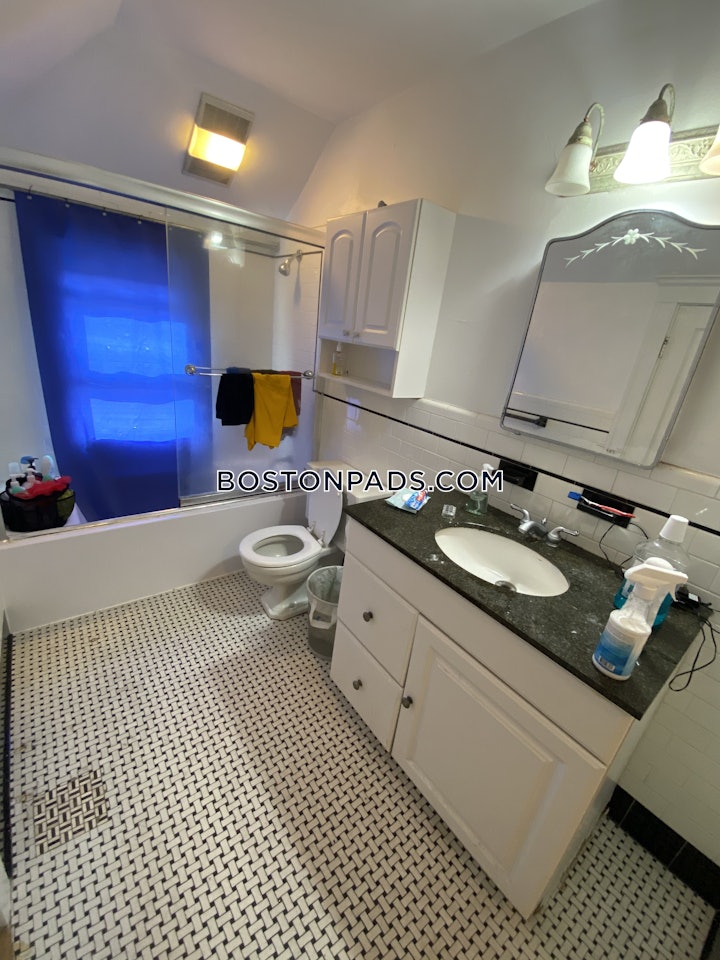 newton-enormous-and-elegant-6-beds-3-baths-chestnut-hill-6600-8030680 