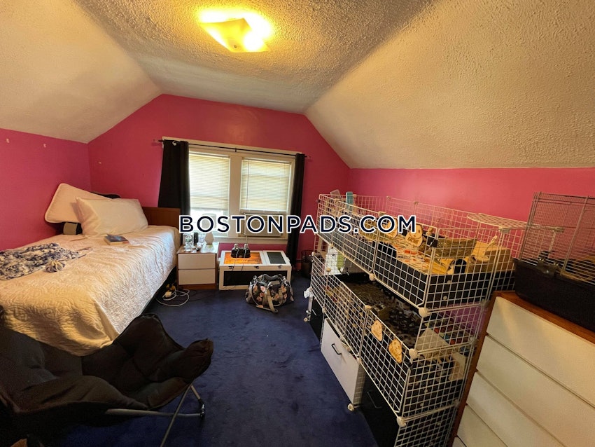 MEDFORD - TUFTS - 5 Beds, 2 Baths - Image 9