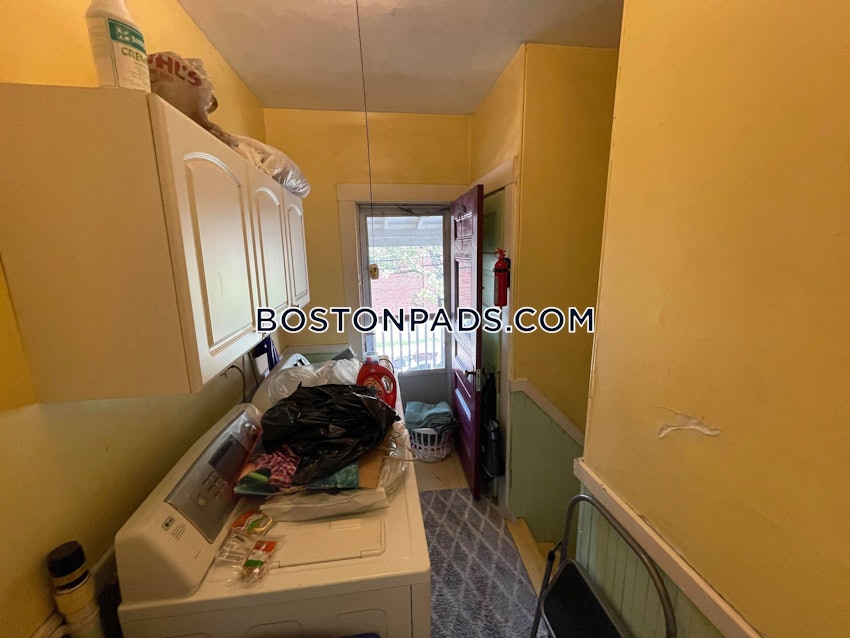 MEDFORD - TUFTS - 5 Beds, 2 Baths - Image 8