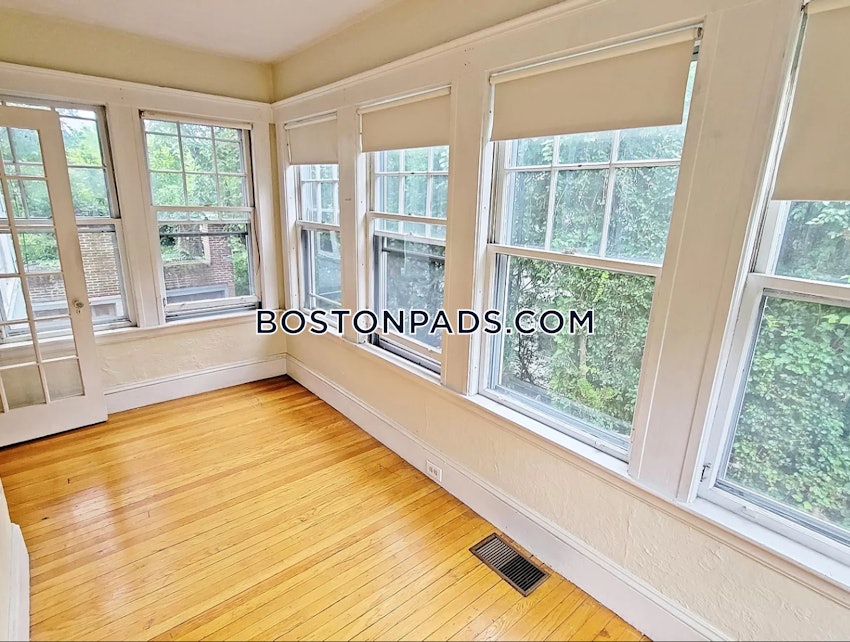 BROOKLINE- WASHINGTON SQUARE - 3 Beds, 1 Bath - Image 4