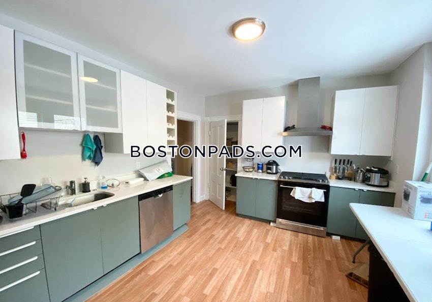 BOSTON - DORCHESTER/SOUTH BOSTON BORDER - 4 Beds, 1 Bath - Image 1