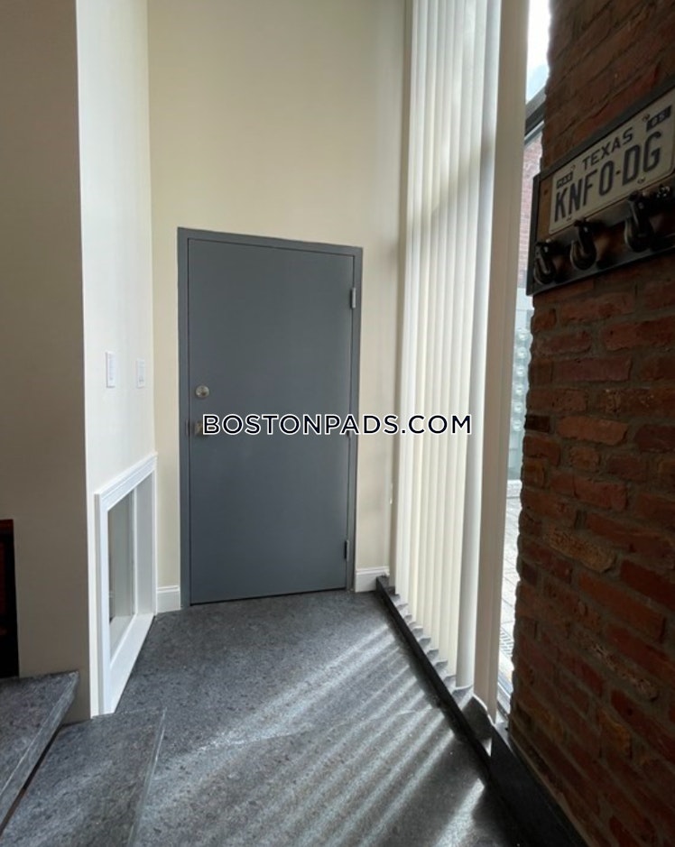 Commonwealth Ave., Boston