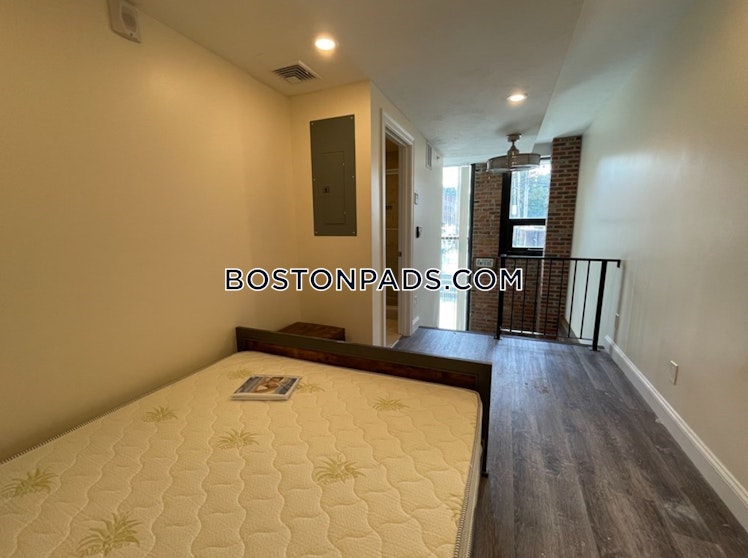 Commonwealth Ave., Boston