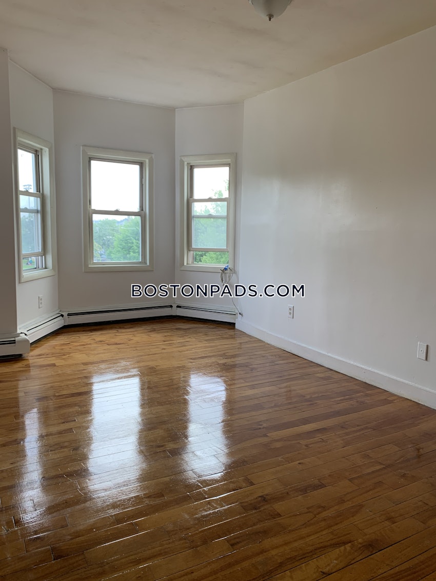 BOSTON - FORT HILL - 2 Beds, 1 Bath - Image 3