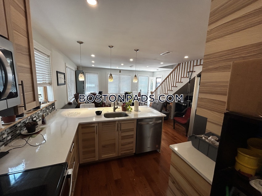 BOSTON - ROSLINDALE - 2 Beds, 1.5 Baths - Image 1