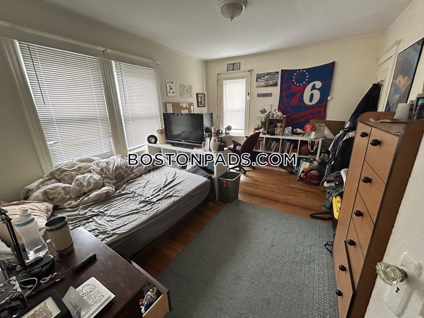 SOMERVILLE - DAVIS SQUARE - 5 Beds, 2 Baths - Image 4