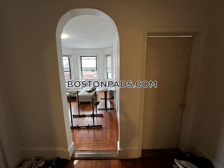 BOSTON - FORT HILL - 4 Beds, 1 Bath - Image 2