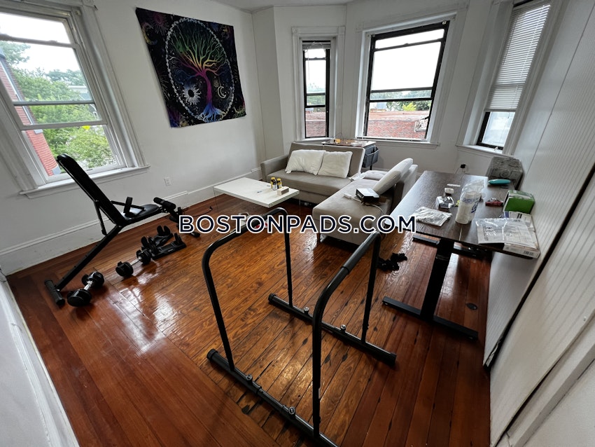 BOSTON - FORT HILL - 4 Beds, 1 Bath - Image 1