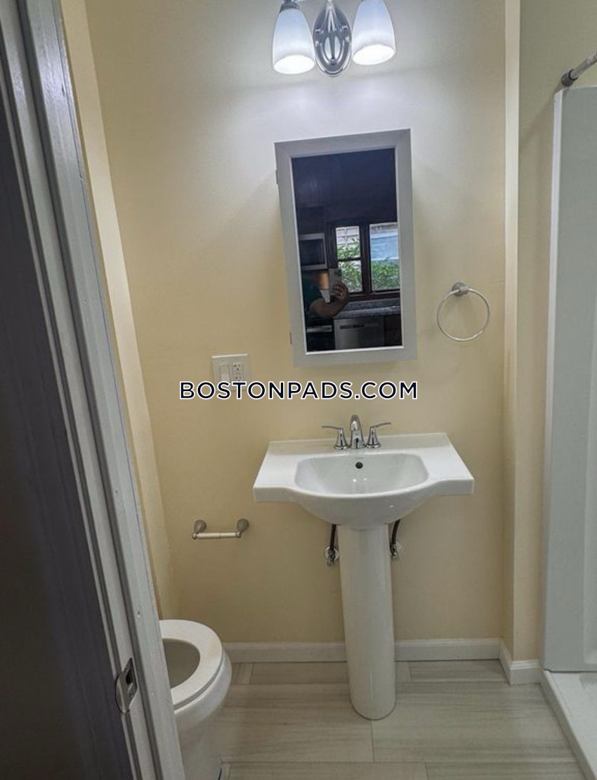 BOSTON - FORT HILL - 4 Beds, 2 Baths - Image 12