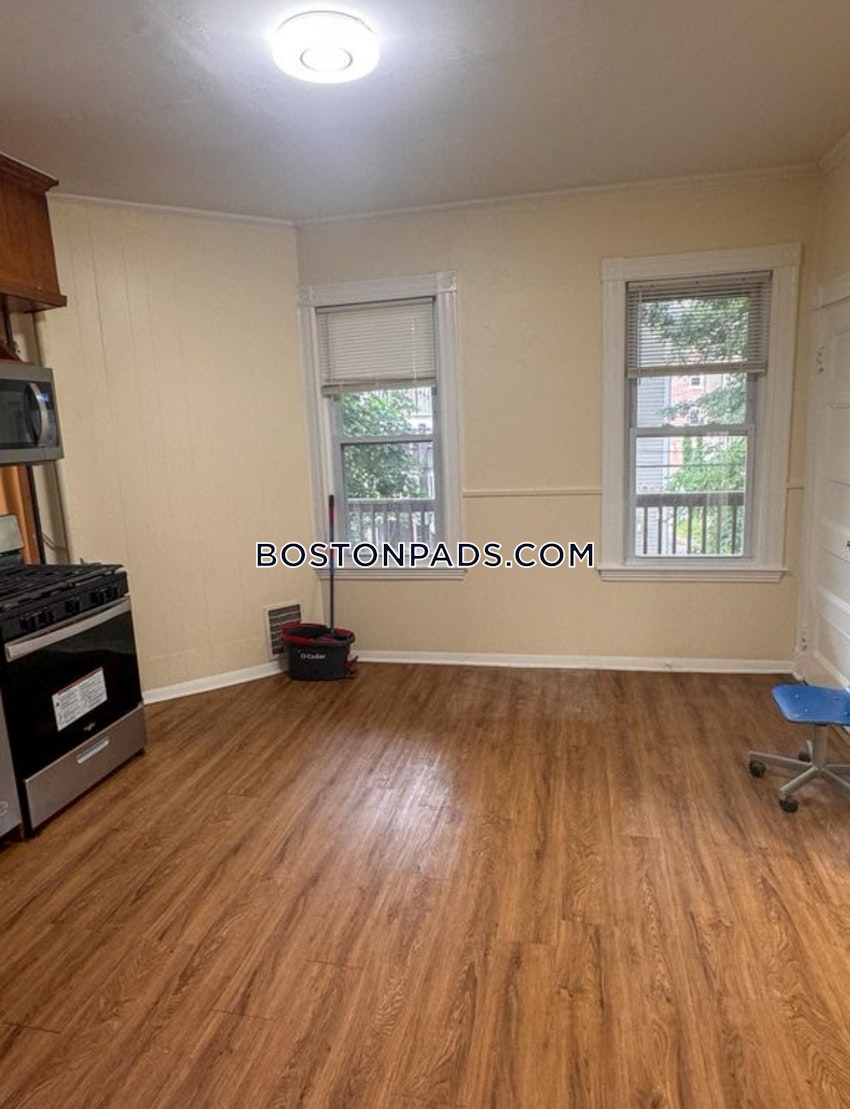 BOSTON - FORT HILL - 4 Beds, 2 Baths - Image 11