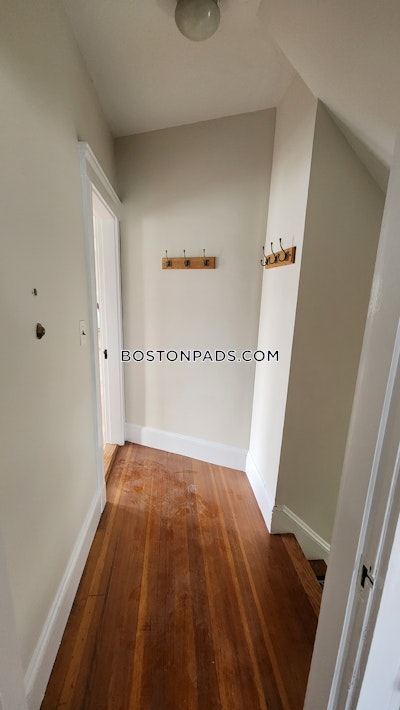 Medford 3 Beds 1 Bath  Tufts - $3,000 No Fee