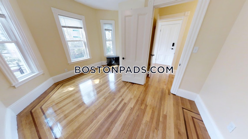 SOMERVILLE - DAVIS SQUARE - 4 Beds, 2 Baths - Image 4