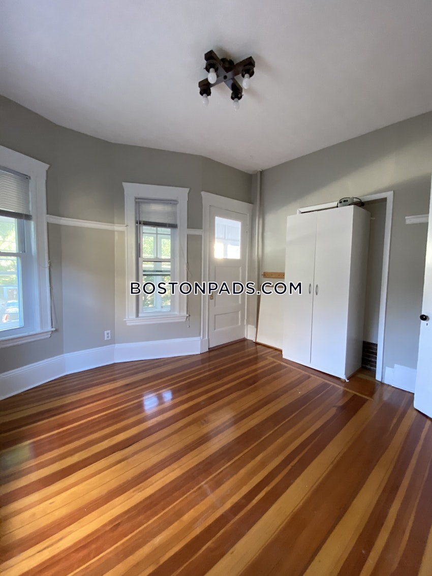 SOMERVILLE - TUFTS - 5 Beds, 2 Baths - Image 6