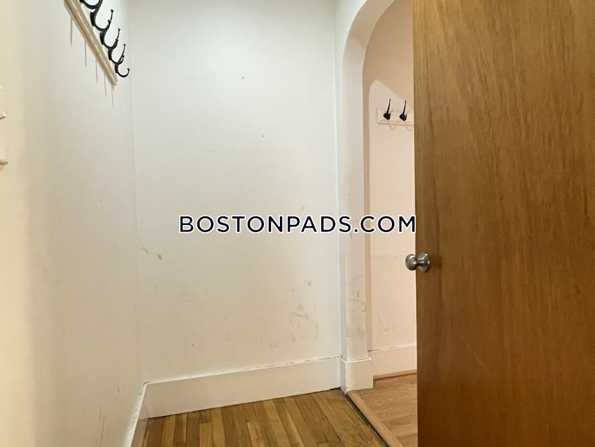 BOSTON - BACK BAY - 3 Beds, 2 Baths - Image 5