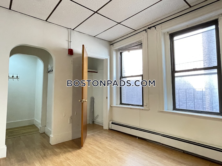 BOSTON - BACK BAY - 3 Beds, 2 Baths - Image 3