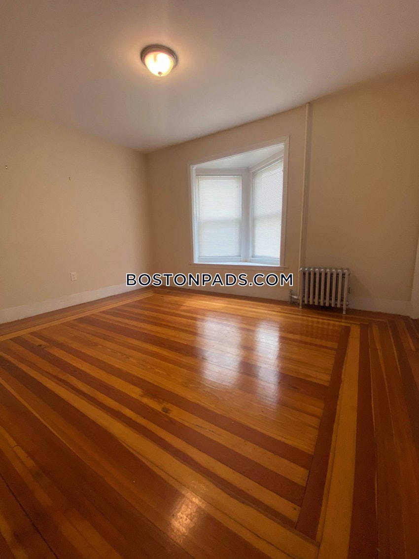 MEDFORD - TUFTS - 4 Beds, 1 Bath - Image 3