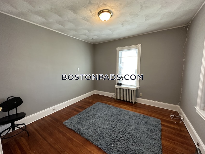 MEDFORD - TUFTS - 6 Beds, 2.5 Baths - Image 7