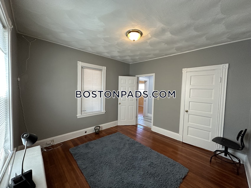 MEDFORD - TUFTS - 6 Beds, 2.5 Baths - Image 6