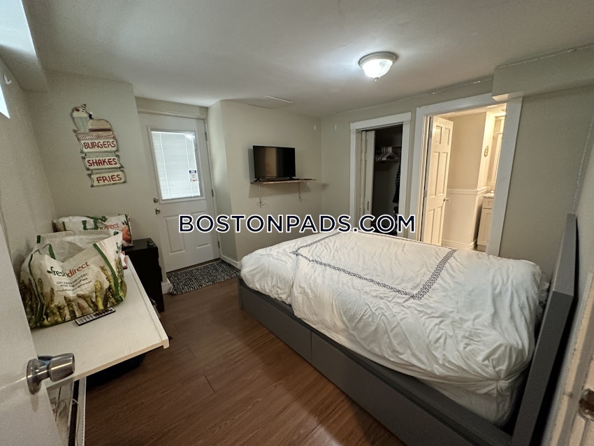 MEDFORD - TUFTS - 6 Beds, 2.5 Baths - Image 9