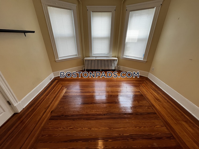 SOMERVILLE - DAVIS SQUARE - 3 Beds, 1 Bath - Image 8