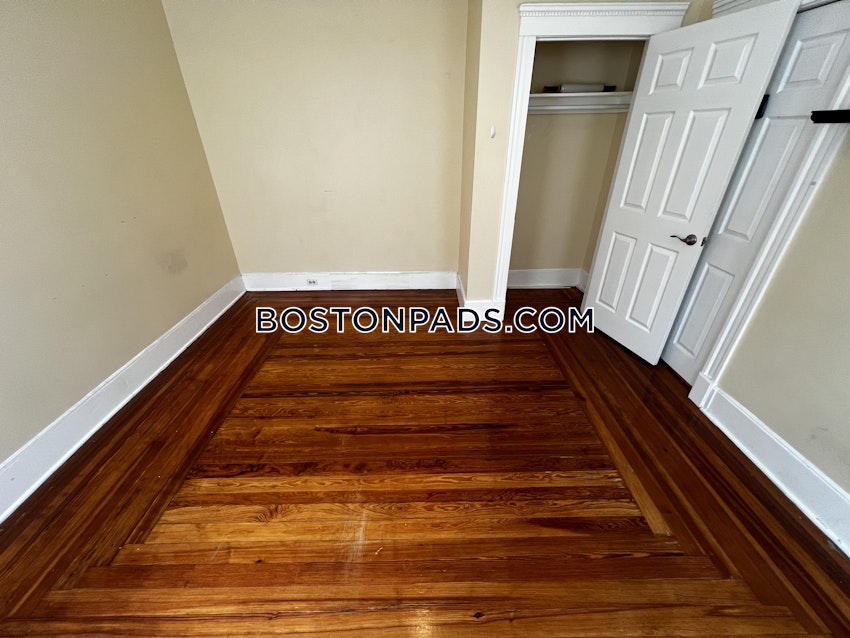 SOMERVILLE - DAVIS SQUARE - 3 Beds, 1 Bath - Image 9