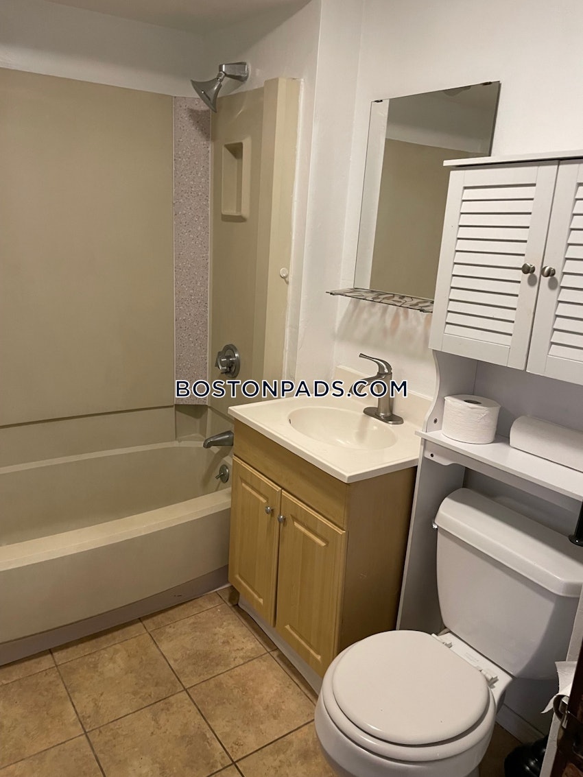 MEDFORD - TUFTS - 3 Beds, 1 Bath - Image 8