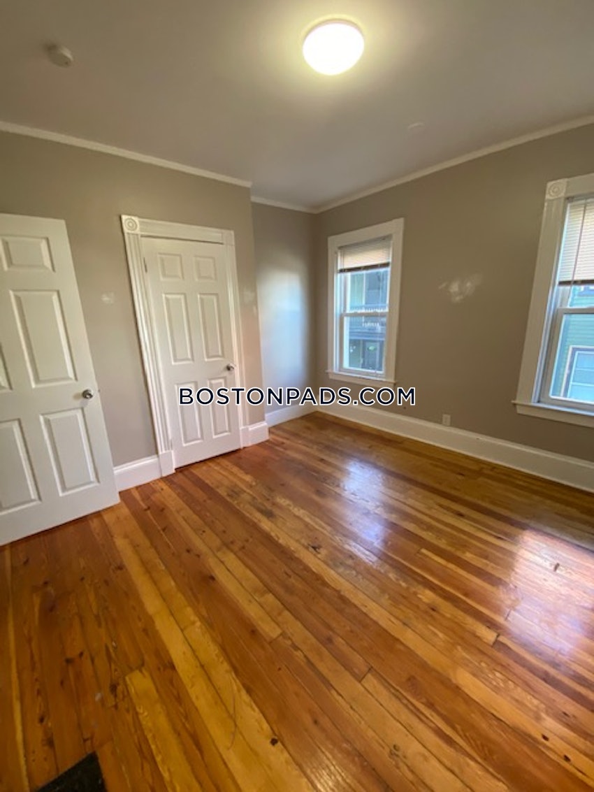 BOSTON - HYDE PARK - 3 Beds, 1 Bath - Image 11