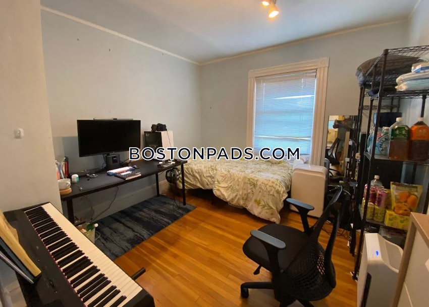 SOMERVILLE - TUFTS - 4 Beds, 1.5 Baths - Image 1