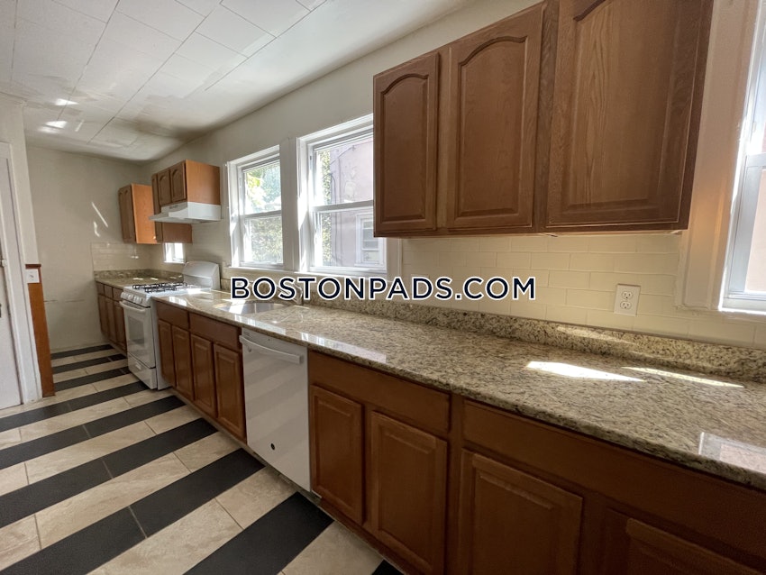 BROOKLINE- WASHINGTON SQUARE - 5 Beds, 1 Bath - Image 12