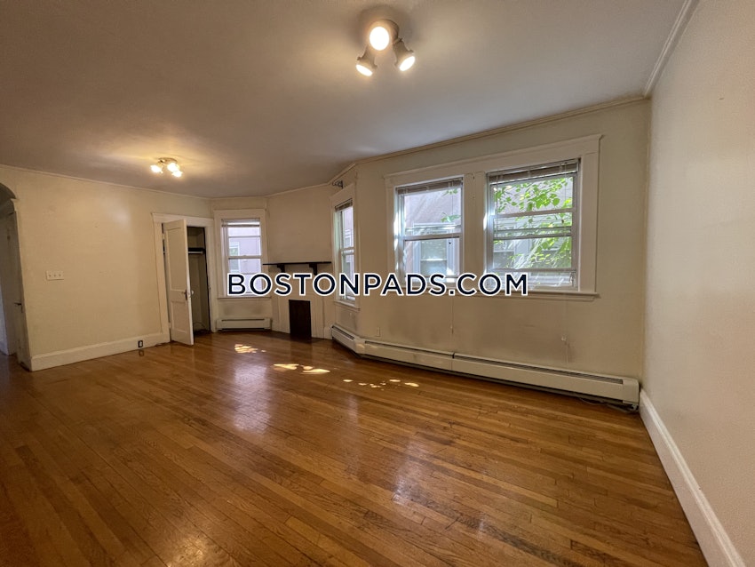 BROOKLINE- WASHINGTON SQUARE - 5 Beds, 1 Bath - Image 2