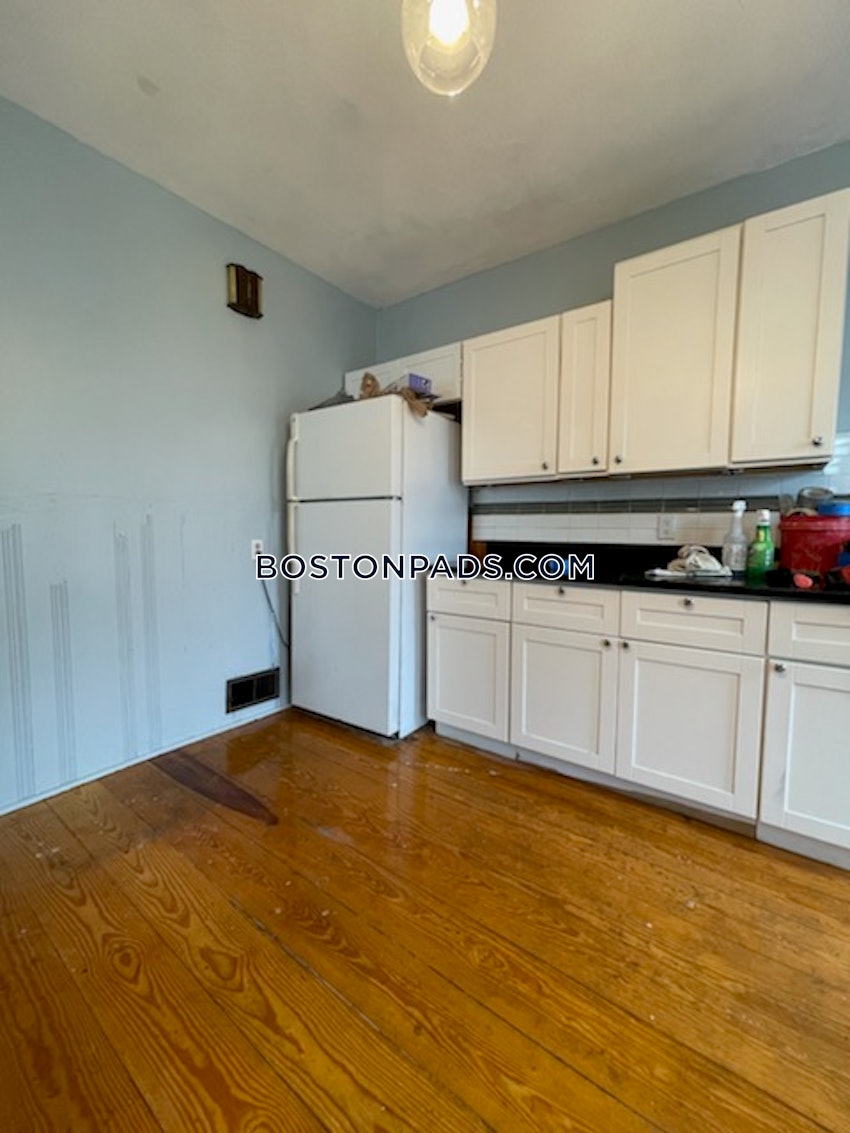 WALTHAM - 5 Beds, 2 Baths - Image 3