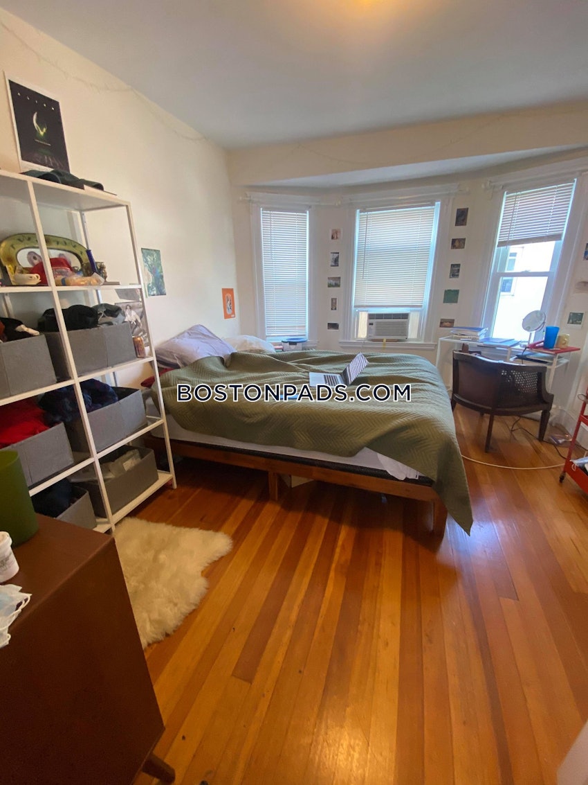 MEDFORD - TUFTS - 3 Beds, 1 Bath - Image 9