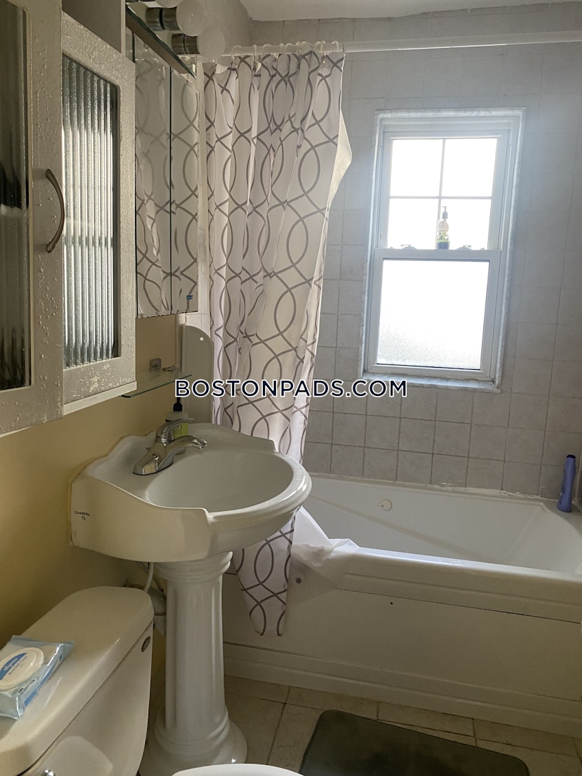 SOMERVILLE - TUFTS - 3 Beds, 1 Bath - Image 4