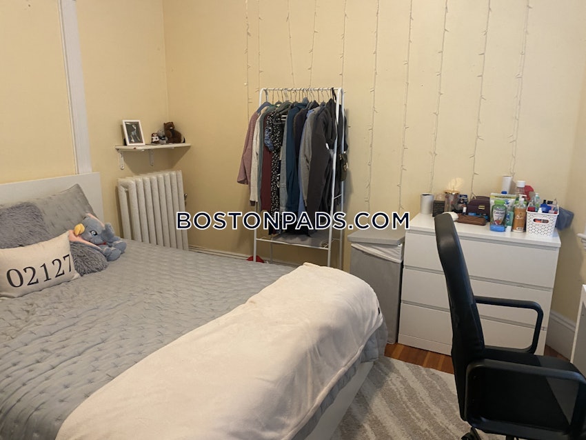 SOMERVILLE - TUFTS - 3 Beds, 1 Bath - Image 4