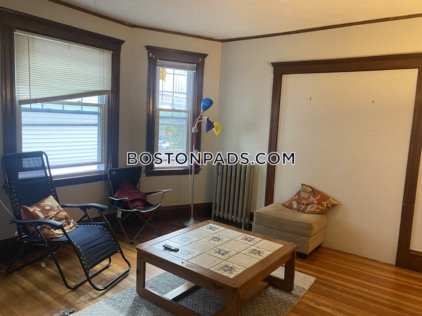 SOMERVILLE - TUFTS - 3 Beds, 1 Bath - Image 3