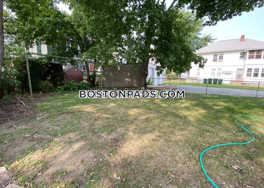 MEDFORD - TUFTS - 5 Beds, 2 Baths - Image 15