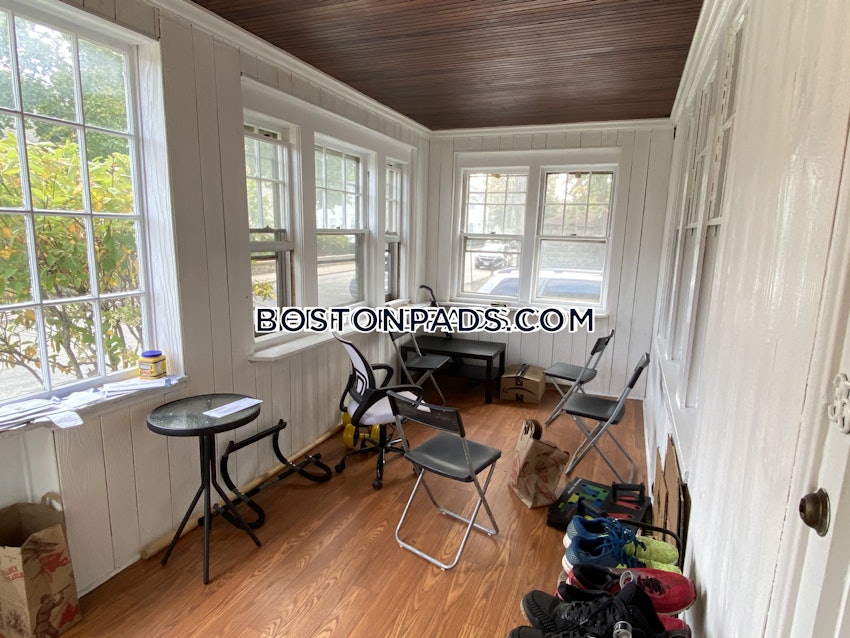 MEDFORD - TUFTS - 5 Beds, 2 Baths - Image 4