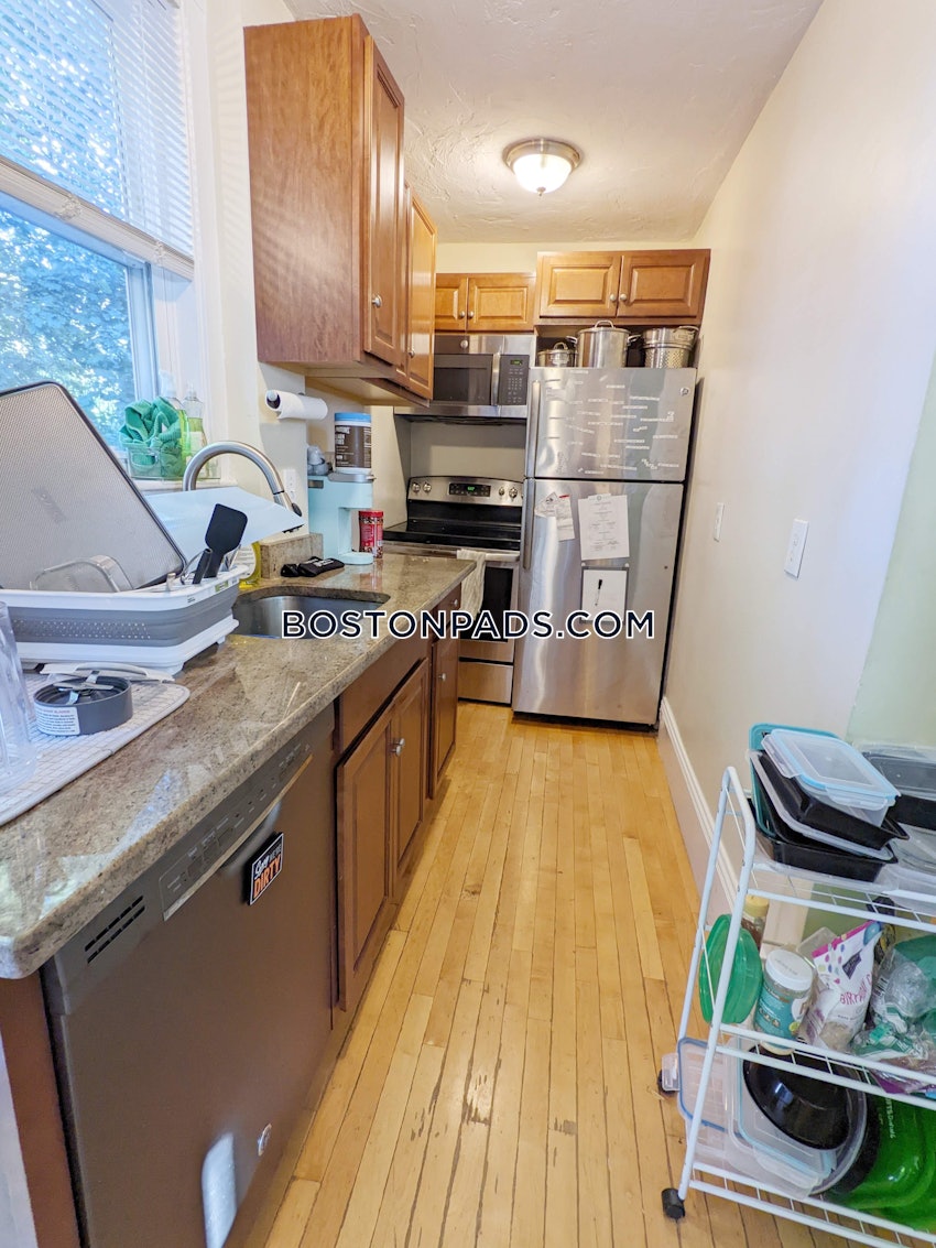 MEDFORD - TUFTS - 4 Beds, 1 Bath - Image 1