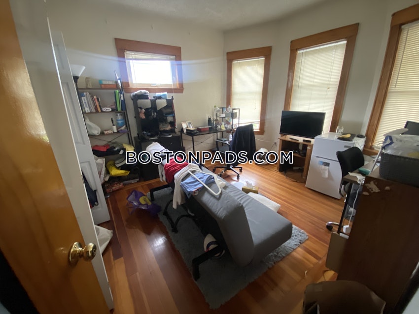 MEDFORD - TUFTS - 4 Beds, 1 Bath - Image 7