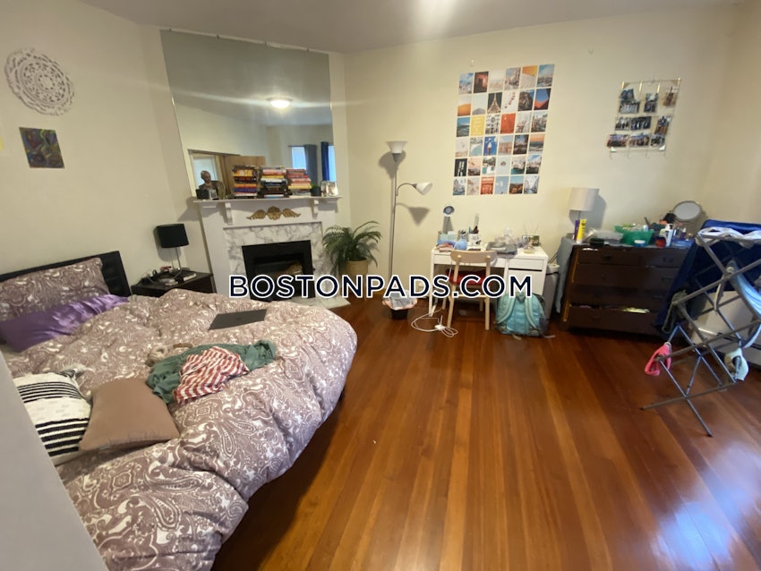 MEDFORD - TUFTS - 3 Beds, 1 Bath - Image 1