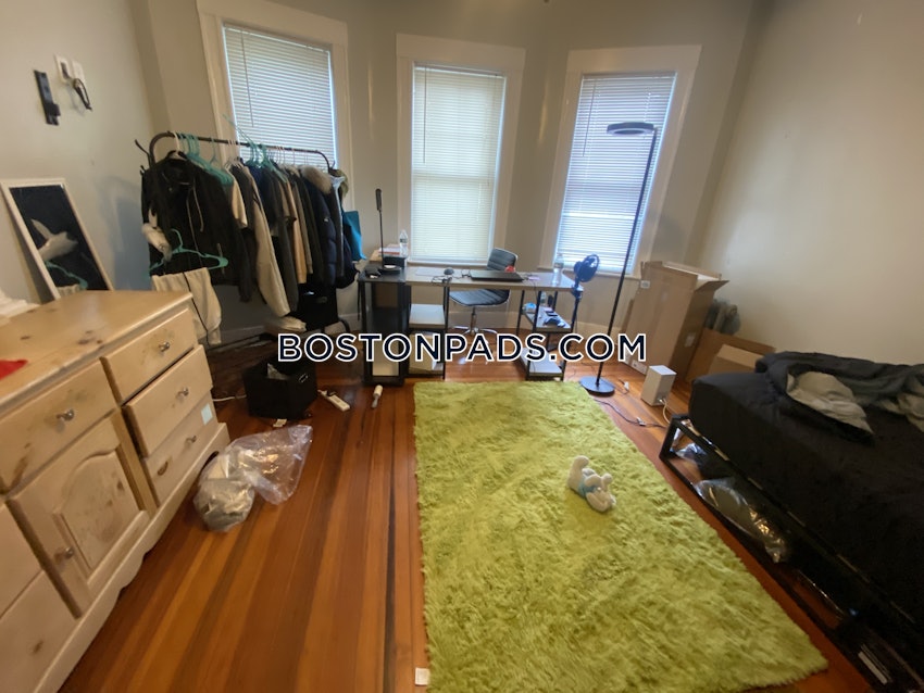 MEDFORD - TUFTS - 4 Beds, 1 Bath - Image 3