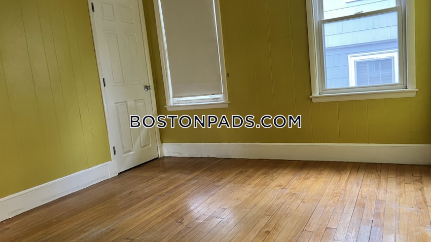 SOMERVILLE - TUFTS - 3 Beds, 1 Bath - Image 5