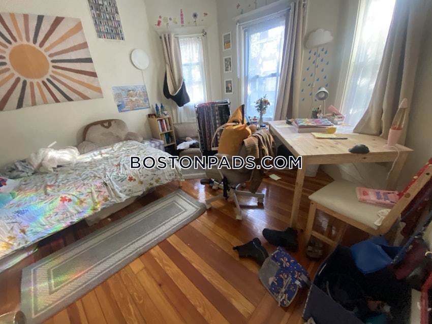 MEDFORD - TUFTS - 4 Beds, 1 Bath - Image 4