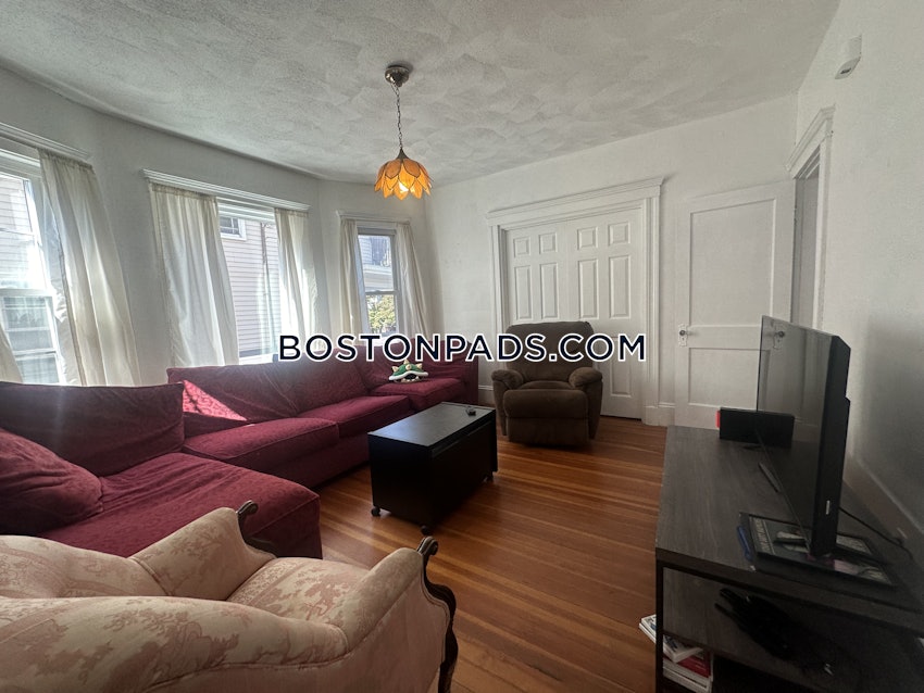 SOMERVILLE - TUFTS - 3 Beds, 1 Bath - Image 5