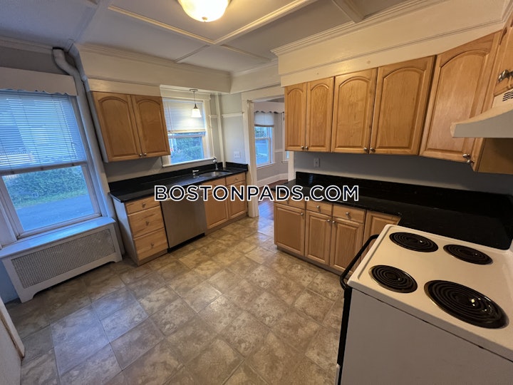 medford-3-beds-1-bath-tufts-3650-5051415 