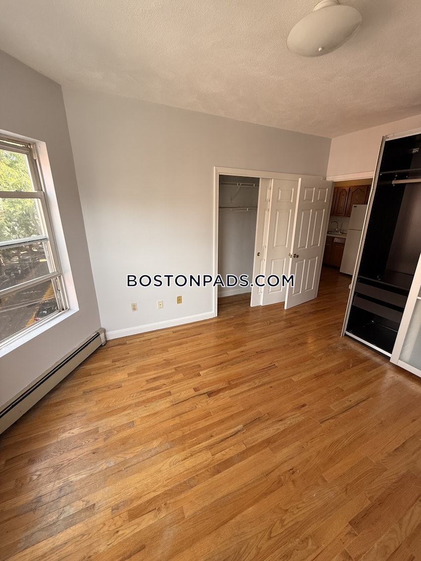 CAMBRIDGE - INMAN SQUARE - 1 Bed, 1 Bath - Image 4