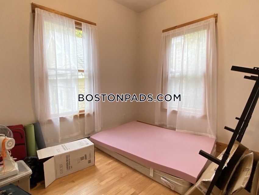 SOMERVILLE - TUFTS - 5 Beds, 1 Bath - Image 4