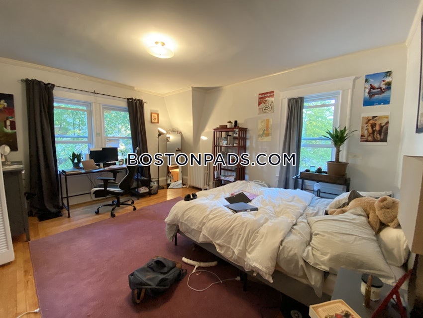 SOMERVILLE - TUFTS - 5 Beds, 2.5 Baths - Image 16