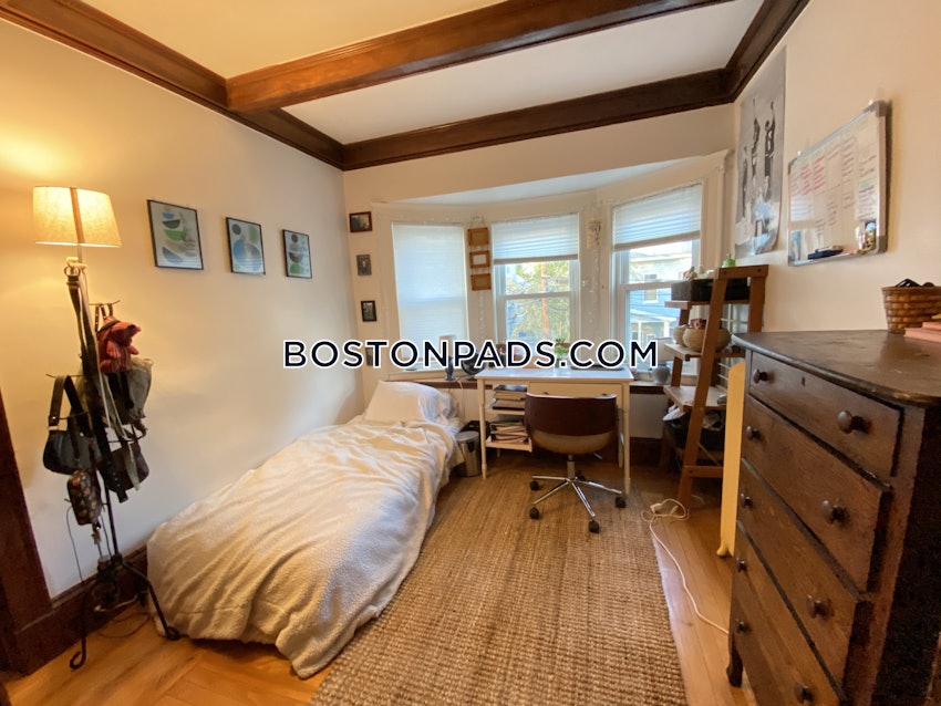 SOMERVILLE - TUFTS - 5 Beds, 2.5 Baths - Image 15